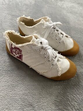 Steve Madden Distressed Canvas Sneakers White Gum Sole Size 10